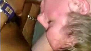 Debele joške sesajo pošastnega kurca na trdo!