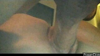 कूगर बॉयफ्रेंड डैगवुड रसेल और किम के साथ चुदाई करती है