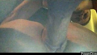 कूगर बॉयफ्रेंड डैगवुड रसेल और किम के साथ चुदाई करती है