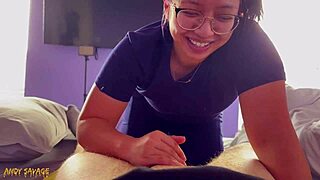 Krankenschwester Jaya throatfucks Andy Savage, bis Sperma ihr Gesicht bedeckt in POV