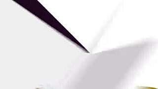 Busig tonåring njuter av att leka med sina favoritleksaker ensam