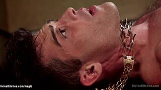 Stunning femdom knullar bunden man med strapon djuphalning