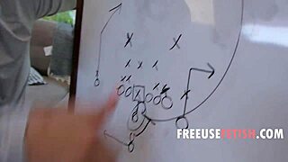 Valmentaja opettaa 18+ opiskelijoita käyttämään heidän kehojaan vapaasti villissä ryhmässä