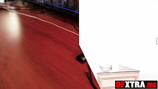 ميلف بلوند زوجة لندن ريفر تتحمل الإيلاج المزدوج