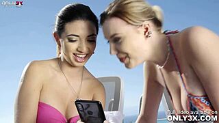 Frida Sante and Mery Monro toy their gaping holes intriguingly