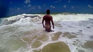 Watch my muscular ass shake on the beach, says the bodybuilder babe