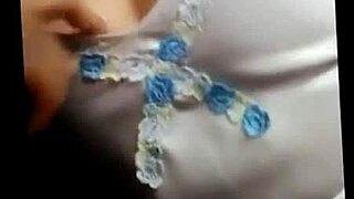 Вьетнамская кам-герл дразнит большими сиськами на шоу Bigo Live