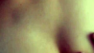 metiéndole la verga de perrito en su coño apretado