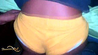 Stepsyrrans väninna besöker, böjs över och knullas bakifrån