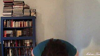 Големите цици изпадат от тесната синя риза