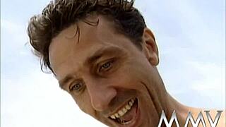 ¡no puedo creer que esta zorra barata meara en la cara de un tío al aire libre!