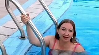 Гигантски естествени цици подскачат диво в боди чорапи от горещата зряла Мариаолд