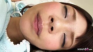 Vitka japonska najstnica 18+ zapeljana v creampie med intenzivno masažo