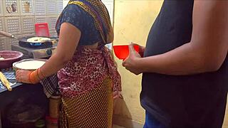 Sıcak Komşu Teyze 18 Yaşındaki Çocuk Tarafından Dövülüyor!