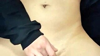 olha essa novinha gostosa gozando com tatuagem e cabelo longo na cavalgada rough