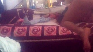 Mačeha se razdivja v postelji z mlajšim 18+ ljubimcem v čistem kaosu