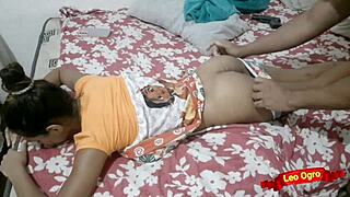 Masserer latina stedatters søte rumpe med hard kuk!