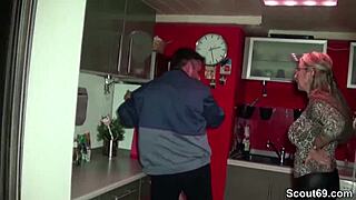 Niemiecka milf z wielkimi cyckami w pończochach uwodzi młodego faceta