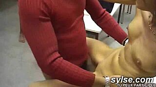 Mamans et jeunes lesbiennes se joignent pour orgie outdoor sauvage