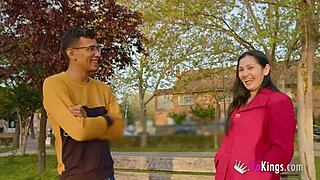 ¡Mami desesperada Perla Brites desea sexo con su vecino joven!