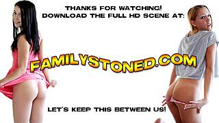 Perché non vedere le sorellastre MILF condividere il cazzo grosso di un giovane 18+ stasera?