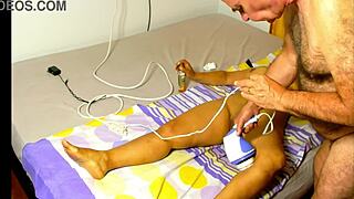 Deep vibrator massage gapes shaved pussy of agarabas