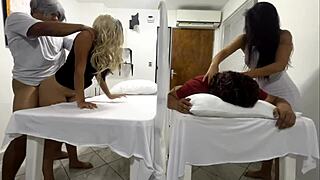 Podvádějící manželka tvrdě ošukána během párové masáže