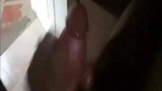 Käskin latinalaisen siivoojatyttöä imemään kyrpäni ja naimaan kovaa, hän suostui