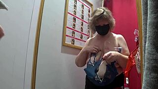 Hey, tombul milf’in halka açık yerde sütyen denemesini izlemek ister misin?