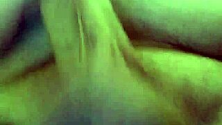 Momento intenso y privado de masturbación gay