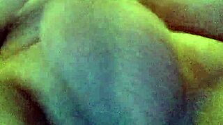 Momento intenso y privado de masturbación gay