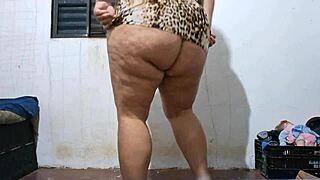 Rebolando meu rabão para o meu macho