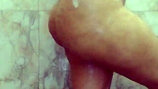 เฮ้ ที่รัก ดูฉันลูบหน้าอกใหญ่ๆ ในห้องน้ำแบบ HD!