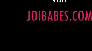 Tatuerad babe Mia Mor ger onaniinstruktioner