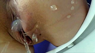 أحب البول عن قرب مع بدلتي الكبيرة المتساقطة