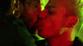 sexo em festa com varios na boca e corpo