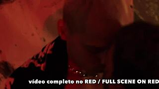 sexo em festa com varios na boca e corpo