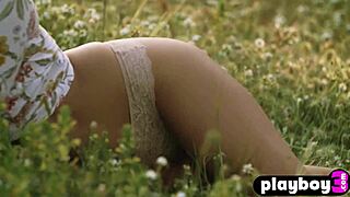 Wow, pozri na úžasné malé prsia Anetty Keys, ako pózuje v prírode!