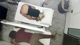 เฮ้ยหมอ ทำไมถึงลูบเมียข้าแบบนั้นวะ? นวดนี้มันจะกลายเป็นอย่างอื่นเหรอ นอกเหนือจากสามีข้า?