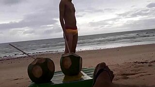 O garotão roludo da praia mostra tudo - previa