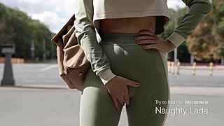 Camel-toe dráždění s neposlušnou hračkou na hry