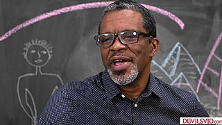 Adolescente espancada antes de chupar o pauzão do professor negro