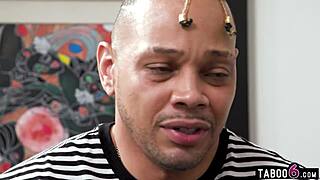 Katy Jayne chauffe un jeune black pour un jeu de seins