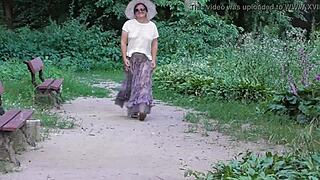 Frau trug durchsichtiges Kleid im öffentlichen Park. Ihr mutiges Blitzen zog alle Blicke auf sich