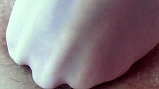 Intensives Fingern einer nassen Muschi mit extremem Nahaufnahme-Gaping