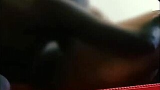 Sexy ebony milf sténá pri jazde s mokrou pičkou v ukážke