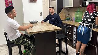 Νοικοκυρά γίνεται πουτάνα, ρουφάει γιγάντιο πούτσο μπροστά στον κερατά άντρα