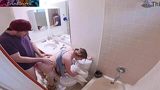 Mostohaanya meghívja mostohafiát fürdőszobai szexre