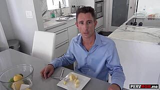 אמא חורגת רזה נותנת מציצה לארוחת בוקר - מה אבא חורג חושב על הרומן הסודי הזה?