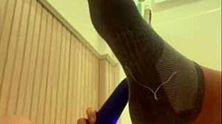 Эй, смотри, как эта загорелая пышка сквиртует после душа?